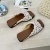 Sandalias planas de nuevo estilo estilo hada para combinar con faldas, ropa de verano para exteriores 2026, sandalias deslizables de punta abierta con lazo francés para mujer