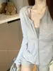 Traje deportivo con capucha, chaqueta de manga larga protectora del sol, top blanco para mujer, top gris, directo de fábrica