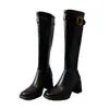 Botas compridas de salto alto da moda para mulheres, nova coleção outono/inverno 2026, botas até o joelho com bico quadrado estiloso e detalhe de fivela, semelhantes a botas de equitação
