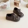 Zapatos de princesa para niñas con bordado de lazo, nueva colección primavera/otoño 2026, suela suave, estilo dulce, zapatos pequeños de piel, estilo Mary Jane
