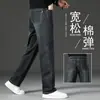 Nuevos jeans de alta gama para hombre 2026, corte recto holgado, azul tinta de otoño, pantalones versátiles elásticos de negocios casual.
