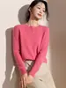 Nova Coleção Outono/Inverno 26: Camisa Básica Branca de Gola Redonda Feminina com um Suéter de Lã Tricotado Estilo Chanel por Baixo