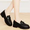 Zapatos de Cuero Suave con Suela Gruesa para Mujer 2026 Primavera y Otoño Nuevos Mocasines de Estilo Británico para Mujer Tacón Medio Tacón Grueso Versátiles Zapatos Pequeños de Cuero para Mujer