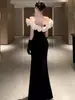 Vestido de Noche Negro de Terciopelo Francés de un Hombro Reunión Anual Elegante Silueta Adelgazante Celebridad Anfitrión Vestido Largo de Cola de Pez
