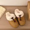 Chinelos de pelúcia de calçar rápido feminino novo estilo 2026 chinelos de bico fechado sola grossa antiderrapante chinelos de algodão quentes outono e inverno com veludo para usar ao ar livre
