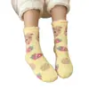 Calcetines de felpa lindos para otoño e invierno, estilo dulce de coral, engrosados con forro polar, diseño de oso fresa, calcetines cálidos para dormir con un ambiente juvenil, longitud hasta la mitad de la pantorrilla