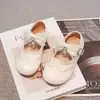 Zapatos para niñas, zapatos pequeños de cuero para niños, nuevo estilo primavera y otoño 2026, zapatos de princesa de suela blanda para bebés, zapatos de un solo color con lazo para niños pequeños