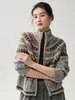 Cardigã de cashmere Fair Isle com zíper duplo para mulheres, apresentando gola alta, corte relaxed, design espessado e um padrão jacquard moderno com color blocking.