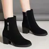 Botas Chelsea de Couro Macio com Salto Grosso Femininas 2026 Outono/Inverno Novo Estilo Bota de Cano Curto com Solado Grosso Bico Redondo Botas de Algodão para Mãe com Veludo Extra Botas Femininas
