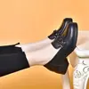 Populares zapatos de mujer con tacón grueso, nuevo estilo otoño 2026, casuales y cómodos, estilo británico retro, slip-on de punta redonda, zapatos de cuero