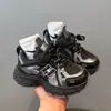 Tênis Esportivo Infantil Novo Outono 2026 para Meninas Estilo Dad Shoes Moda Solado Macio Tênis de Corrida Princesa Tendência Quente