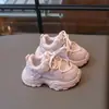 Zapatos de papá de moda para niños, nuevo estilo primavera y otoño 2026, zapatillas versátiles y elegantes para niños y niñas, y zapatillas deportivas para bebés y niños pequeños.