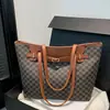 Bolso tote de diseño de nicho moderno europeo y americano para mujer, nuevo bolso de hombro de gran capacidad 2026, bolso casual para el antebrazo