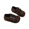 Sapatos de couro com velcro estilo retrô britânico para meninas, nova coleção primavera/outono 2026, sola macia, modernos, com padrões gravados e estampa de leopardo, sapatos casuais versáteis