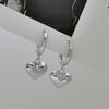 Pendientes de estilo coreano con hebilla de oreja de nicho distintivo, con forma de corazón de melocotón, para celebridades de Internet, de plata, con temperamento femenino, estilo frío, tamaño pequeño.