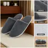Zapatillas desechables de hotel de cinco estrellas, felpa de coral engrosada, para B&B, bienvenida a invitados del hogar, suela antideslizante portátil, en stock, venta al por mayor