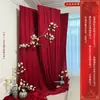 Decoração de Casamento Estilo Livro Vermelho Pequeno Conjunto de Área para Fotos com Roupão de Banho Flor Magnólia Artificial de Alta Qualidade Parede de Fundo para Layout do Quarto de Casamento
