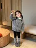 Suéter tejido rosa dulce súper lindo para bebé niña, nuevo estilo de otoño, elegante suéter infantil con lazo de imitación de piel de visón para invierno