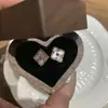 Buqi Lati Pendientes Mini Pequeños Cepillados Italianos Blanco Natural Flor de Fritilario Trébol de Cuatro Hojas Pendientes Estilo Corte Vintage
