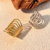 Anillos Retro Europeos y Americanos de Acero de Titanio con Líneas Multicapa, Anillos Personalizados de Acero Inoxidable Chapado en Oro de 18K con Textura Martillada de Lujo Ligero para Mujeres al por Mayor