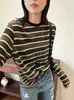 Camiseta de tricô feminina versátil, curta, solta, com listras color-block, manga longa, nova moda outono 2026.