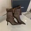 Botas de Cano Curto Marrons de Alta Qualidade com Padrão de Lichia Salto Alto Femininas 2025 Novas Botas Europeias e Americanas Bico Fino Salto Agulha Emagrecedoras Botas de Moda