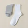 Calcetines de algodón puro para hombre hasta la pantorrilla en colores lisos negro, blanco y gris, adecuados para uso de negocios y casual, absorbentes del sudor y transpirables, para primavera, otoño e invierno