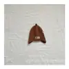 Nova coleção outono e inverno 2024 para crianças bebê gorro de lã super fofo touca de tricô com chupeta touca de orelha quente para rua cor sólida