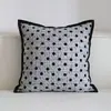 Almofada de Luxo Leve Antiga Flor Tridimensional Preta Almofada de Cintura Borda Preta Ponto Ondulado Almofada de Sofá Almofada para Quarto de Modelo de Hotel