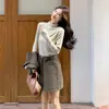 Otoño 2026 Nueva Moda Casual Adelgazante Simple Cómodo Agradable a la Piel Ropa Interior + Chaleco + Falda Corta Conjunto de Tres Piezas