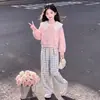 Conjunto de Dos Piezas Versátil Estilo Coreano para Niñas Primavera y Otoño 2026: Sudadera de Manga Larga con Diseño de Bloques de Color y Pantalones Casuales de Cuadros