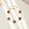Suministro de fábrica pulseras de acero de titanio lucky trébol de cuatro hojas flor de cinco pétalos nácar tendencia europea y americana de lujo nicho sin decoloración al por mayor