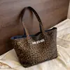 Bolso de lona de doble cara con estampado de leopardo estilo coreano para mujer, nuevo bolso de hombro casual de mezclilla estilo perezoso, bolsa de mano de gran capacidad para el día a día