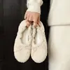 Nuevos zapatos planos de invierno estilo puro lana color blanco roto cálidos con forro de pelo, lazo y forro de felpa, zapatos de algodón estilo francés de alta gama