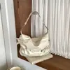 Bolsa tote transfronteiriça de couro encerado vintage com rebites e detalhes de estrela, uma bolsa de ombro de estilo descontraído e grande capacidade, adequada para o trajeto diário.