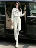 Conjunto esportivo casual moderno e estiloso para mulheres, outono e inverno, forrado com fleece, modelagem que afina a silhueta, elegante, conjunto de duas peças com moletom de gola redonda e calça pantalona