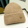 Gorro de punto liso para otoño e invierno para mujer, engrosado y cálido, estilo coreano, gorro holgado para proteger las orejas, gorro de lana versátil a prueba de frío