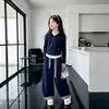 Traje de Primavera y Otoño para Niñas 2026 Nuevo Estilo Infantil Top Falso de Dos Piezas Pantalones Estilizados de Cimitarra Conjunto de Dos Piezas Súper Popular de Moda Tendencia