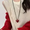 Collar Largo Estilo Chica Picante Dulce y Fresco con Cordón de Cuero Rojo en Forma de Corazón para Mujer, Cadena para Suéter Retro de Alta Gama Ajustable para Otoño e Invierno