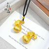 Venta al por mayor de Colgante de Bolsa de Dinero Cepillada con Incrustaciones de Diamantes Chapado en Oro Antiguo del Mismo Estilo de Gold Shop, Versátil Colgante de Bolsa de la Suerte Cepillada de Nuevo Estilo Chino