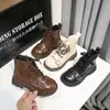 Botas Martin da Moda para Meninas 2026 Outono/Inverno Novo Estilo Botas Infantis Botas de Cano Curto Estilosas com Forro de Lã Botas de Couro Versáteis para Crianças Maiores
