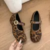 Zapatos Mary Jane Retro, estilo francés y coreano, punta poco profunda, suela plana, colección de otoño para mujer, diseño de puntera dividida 2026, tela marrón