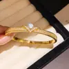 Pulsera Sencilla de Nicho Elegante con Cierre de Letra de Circonita Pulsera Retro Exquisita de Moda Sensación de Lujo Ligero Joyería de Mano de Alta Gama para Mujeres