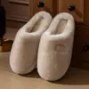 Pantuflas de algodón esponjosas para mujer, adecuadas para otoño e invierno, diseñadas para uso en interiores, con forro adicional de felpa para mayor calidez, suelas antideslizantes y un diseño simple de color liso, perfectas para parejas