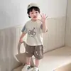 Blusas Cartoon para Bebês Verão Conjuntos para Meninos Estilo Fino 2026 Novas Roupas de Verão para Bebês Estilo Coreano Roupas Infantis Conjunto de Duas Peças