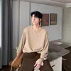 Nova camiseta masculina simples estilo coreano 2026, resistente a rugas, com decote V e mangas compridas, adequada para primavera e outono, com corte solto