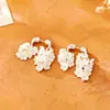 Pendientes de flor de concha románticos estilo francés, pendientes de hada con temperamento de moda de alta gama, accesorios para orejas de diseño único niche