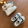 Estilo Zhao Lusi Sapatos Quentes com Forro de Pelúcia e Solado Grosso Sapatos Brancos com Plataforma que Aumentam a Altura Novos de Inverno 2025 Versáteis Sapatos Femininos
