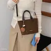 Bolsa de camurça nova versátil texturizada tipo balde casual 2026 para o dia a dia, transversal, bolsa de ombro retrô da moda para mulheres