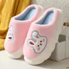 2024 Nuevas Pantuflas de Algodón con Conejo de Dibujos Animados para Mujer Invierno Hogar Antideslizantes Cálidas Suela Gruesa Felpa Pareja Interior Pantuflas de Algodón